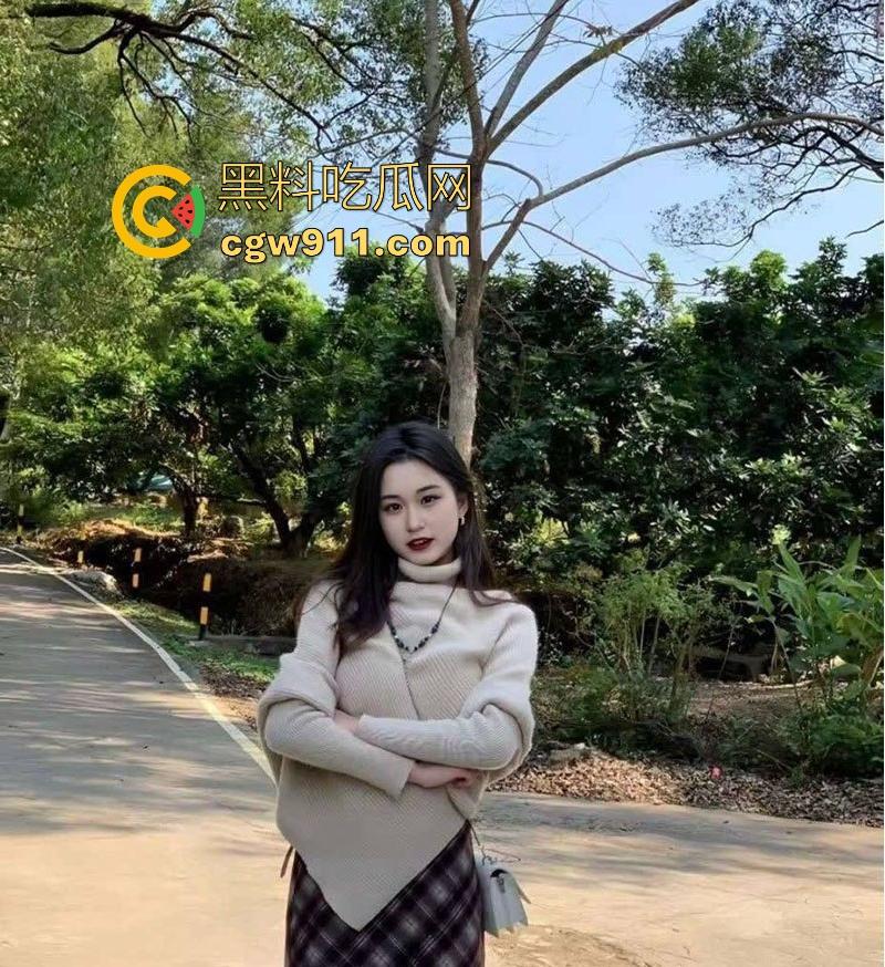 广州极品骚货【刘雅晴】与金主网调性爱视频流出，手指对镜狂抠粉嫩蜜穴，线下激情操逼翘臀狂摇！-3